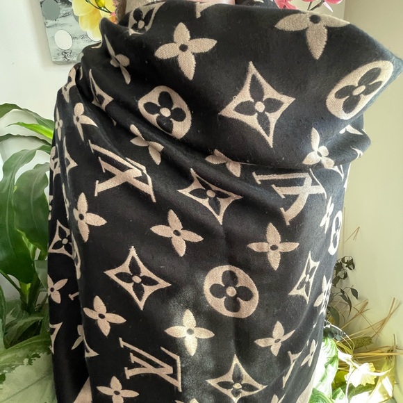 Louis Vuitton Giant Monogram Cashmere/Silk Shawl. - Picture 2 of 14